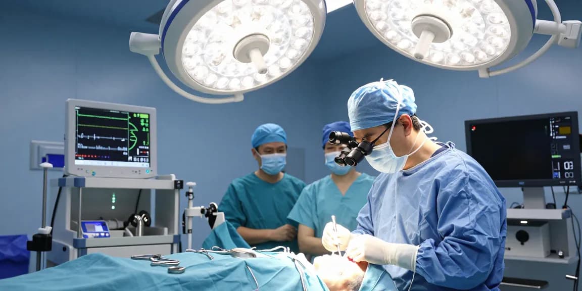 Detailed view of a beyin ameliyatı (brain surgery) in progress, showcasing the surgical team and advanced medical technology.